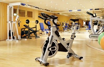 Fitness Moderne Trainingsgeräte im Fitnesscenter