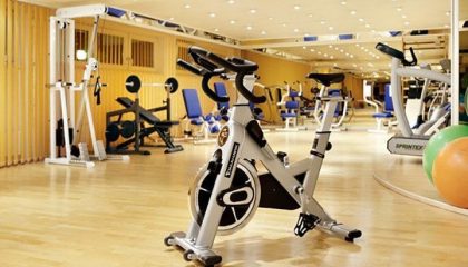 Fitness Moderne Trainingsgeräte im Fitnesscenter