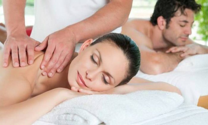 Massage – Deal Paar erhält parallel eine Massage