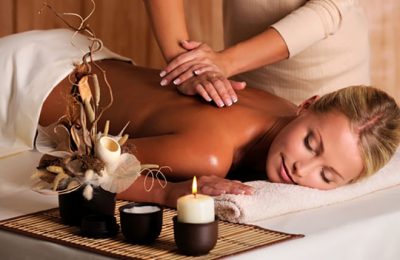 Massage Frau erhält Massage