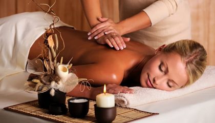 Massage Frau erhält Massage
