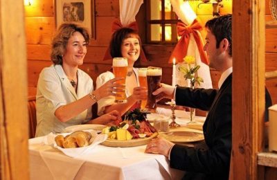 Restaurant Menschen stoßen im Restaurant an