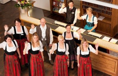 Team Servicekräfte des Gastgebers im Dirndl