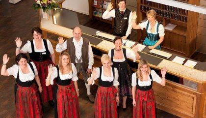 Team Servicekräfte des Gastgebers im Dirndl