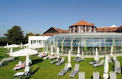 Terrasse Weisse Liegen auf der Sonnenterrasse und dem Garten