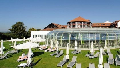 Terrasse Weisse Liegen auf der Sonnenterrasse und dem Garten