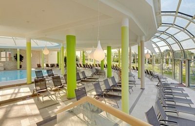 Liegestühle Zahreiche Liegestühle neben dem Indoor Pool