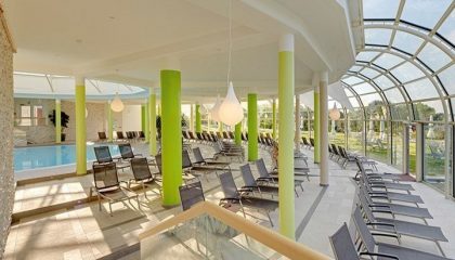 Liegestühle Zahreiche Liegestühle neben dem Indoor Pool