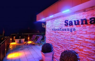 Alpenlounge Rosa blau beleuchtete Sauna auf dem Dach