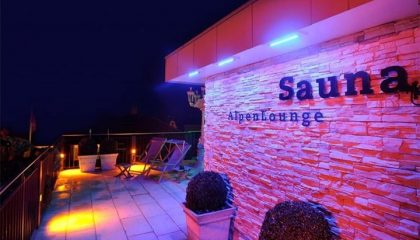 Alpenlounge Rosa blau beleuchtete Sauna auf dem Dach