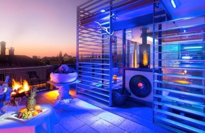 Alpenlounge Blau beleuchtete Dachsauna