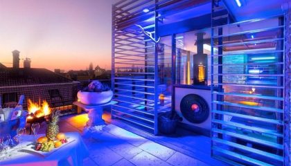 Alpenlounge Blau beleuchtete Dachsauna