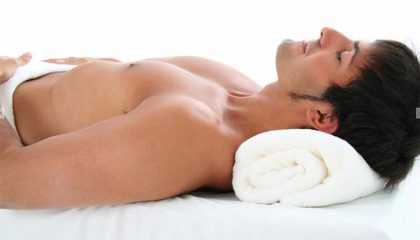Reine Männersache Mann entspannt bei Wellness