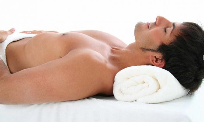 Reine Männersache Mann entspannt bei Wellness