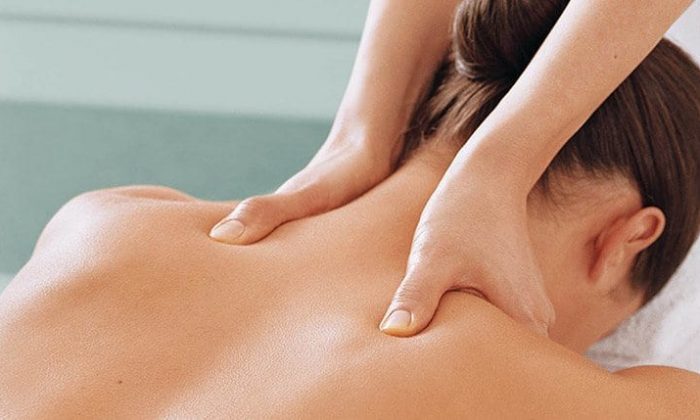 Swiss Only Frau erhält Massage