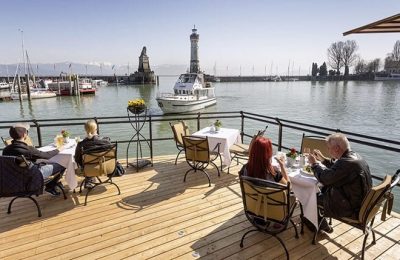 Harbor Lounge Menschen speisen auf der Hafenterrasse des Hotels