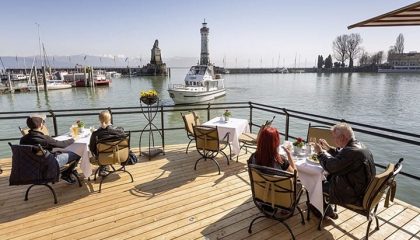 Harbor Lounge Menschen speisen auf der Hafenterrasse des Hotels
