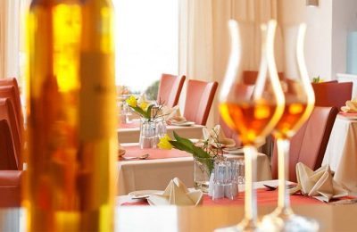 Restaurant nah Nahaufnahme von Gläsern und Tischen im Restaurant