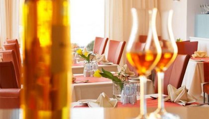 Restaurant nah Nahaufnahme von Gläsern und Tischen im Restaurant