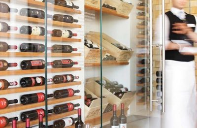 Weinauswahl Großes Weinregal mit edlen Tropfen