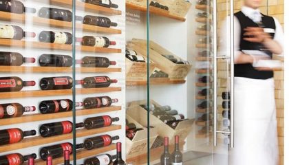 Weinauswahl Großes Weinregal mit edlen Tropfen