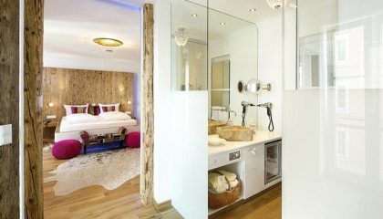 Golden Lobster Juniorsuite Bett und Bad in der Golden Lobster Juniorsuite