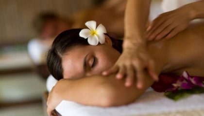 Massage Frau wird von Frau massierte