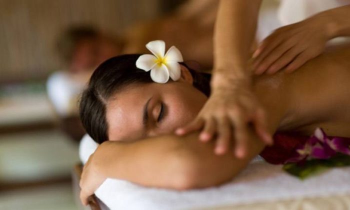 Massage Frau wird von Frau massierte