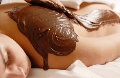 Schlammpackung Frau erhält Schlammpackung