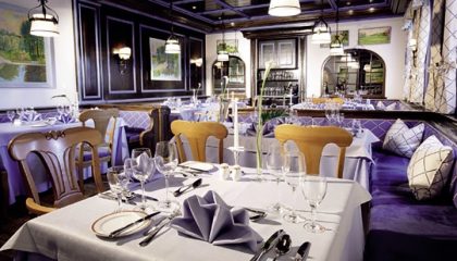 Restaurant Fein gedeckte Tische im blauen Restaurant