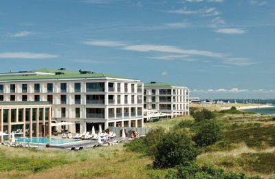 Außenansicht Außenansicht des A-Rosa Resort auf Sylt am Tag