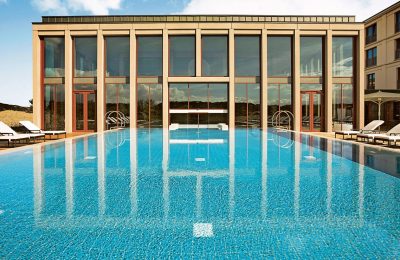 Außenpool Außenpool an sonnigem Tag im A-Rosa Resort Sylt
