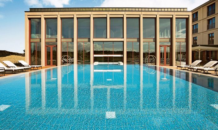 Außenpool Außenpool an sonnigem Tag im A-Rosa Resort Sylt