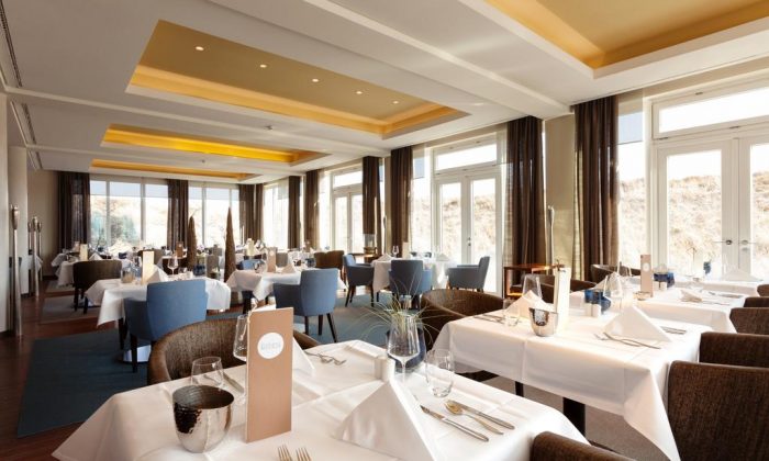 Dünenrestaurant Fein gedeckt Tische im Restaurant