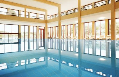 Pool mit Meerwasser Schwimmbad am Tag mit reinscheinender Sonne