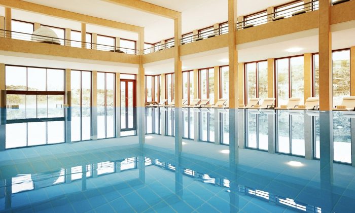 Pool mit Meerwasser Schwimmbad am Tag mit reinscheinender Sonne