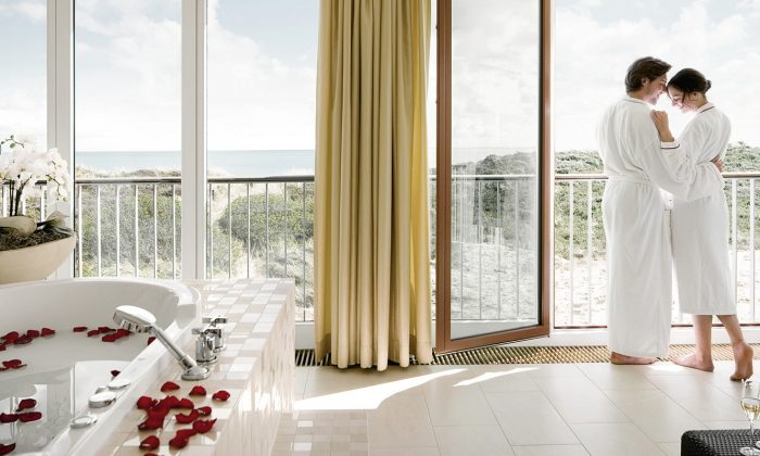 Private Spa Paar in weißen Bademänteln genießt Ausblick auf Sylt