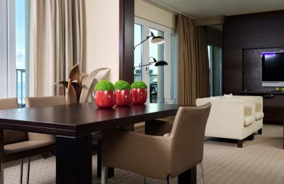 A-ROSA Suite Wohnraum mit Tisch in der A-ROSA Suite