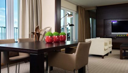 A-ROSA Suite Wohnraum mit Tisch in der A-ROSA Suite