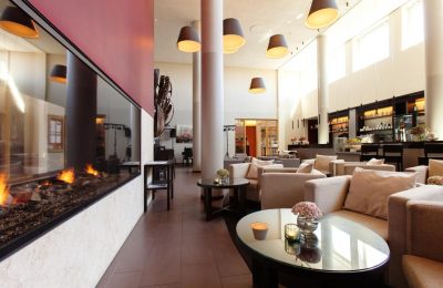 Life Style Bar Stilvolle Bar mit Kamin und ockerfarbenden Sesseln