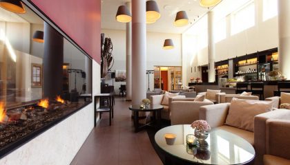 Life Style Bar Stilvolle Bar mit Kamin und ockerfarbenden Sesseln