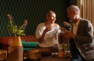 Genuss Paar genießt Drinks an der Negroni Bar