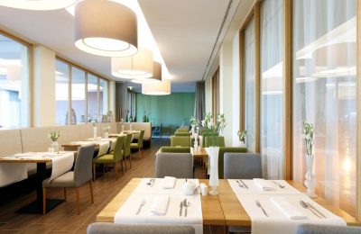 Restaurant 2 Fein gedeckte Tische im Restaurant