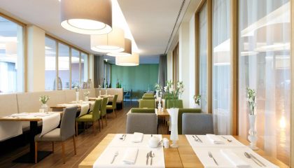 Restaurant 2 Fein gedeckte Tische im Restaurant