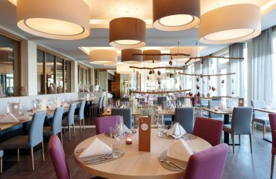 Restaurant 3 Farbenfrohe und stilvolle Möbel im Restaurant