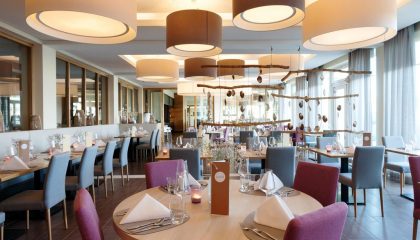 Restaurant 3 Farbenfrohe und stilvolle Möbel im Restaurant