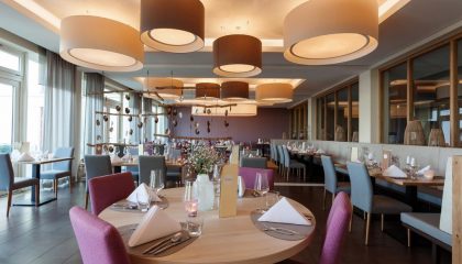 Restaurant 4 Gedeckte Tische und bunte Möbel im Restaurant