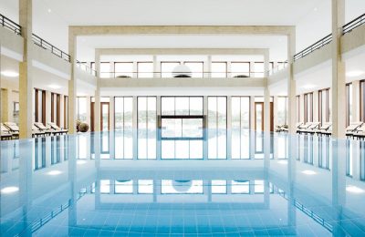 Schwimmbad Zentraler Blick auf das Schwimmbad am Tag