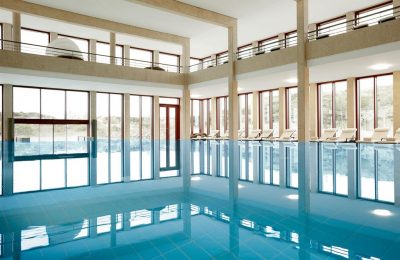 Schwimmbad Seite Seitlicher Blick auf das Schwimmbad