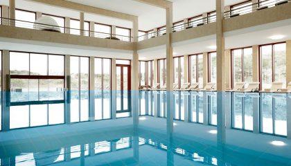 Schwimmbad Seite Seitlicher Blick auf das Schwimmbad